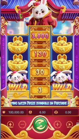 Tela inicial do jogo Fortune Rabbit mostrando o símbolos dourados no rolo central